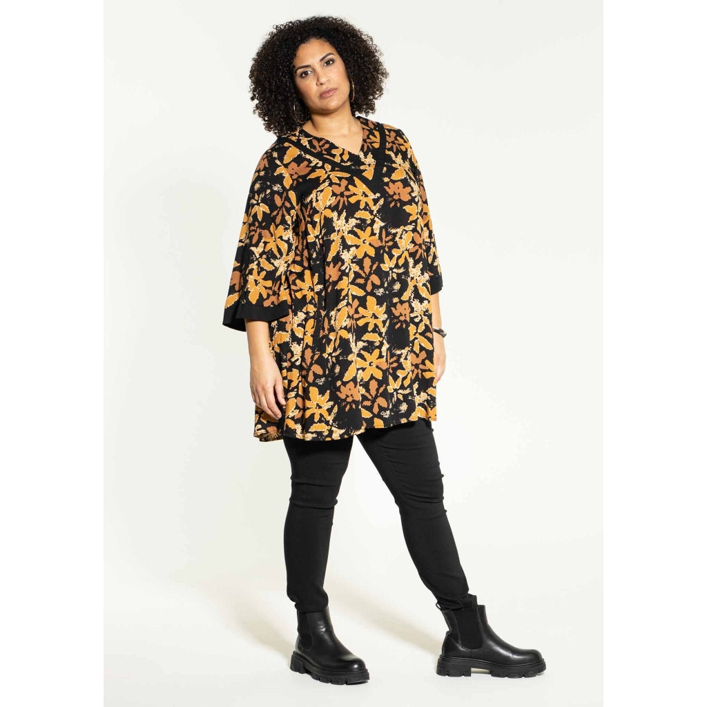 Studio Laila Tunic Tunic Black with camel clouds