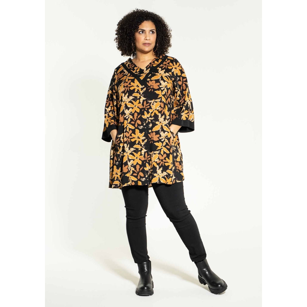 Studio Laila Tunic Tunic Black with camel clouds